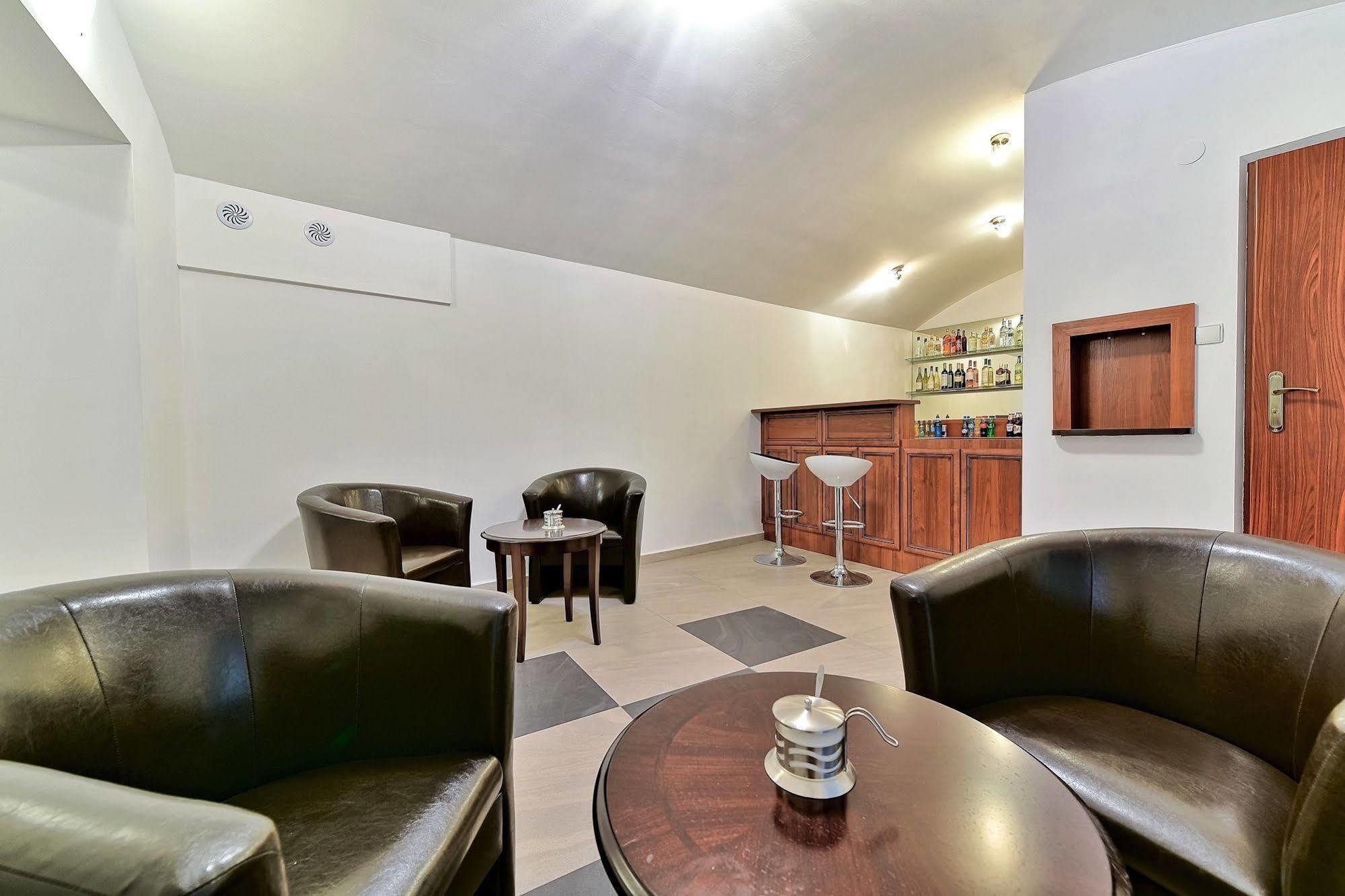 Ferienwohnung Old Town Luxe Retreat - King Bed - Steps To Main Square Krakau Exterior foto